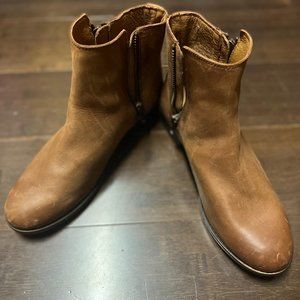 Never worn size 7.5 brown sueded Frye boots